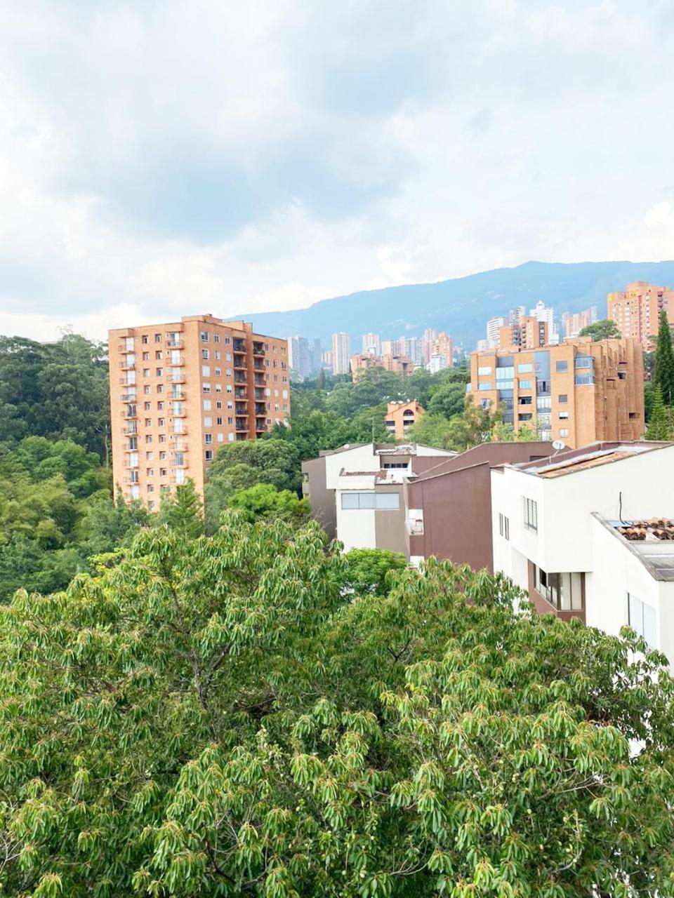 Loft Moderno En El Poblado Con Vista Y Parqueadero Mio Lofts Apartment Medellin Bagian luar foto